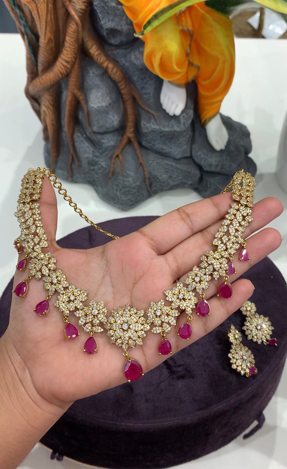 Beautiful party wear necklace