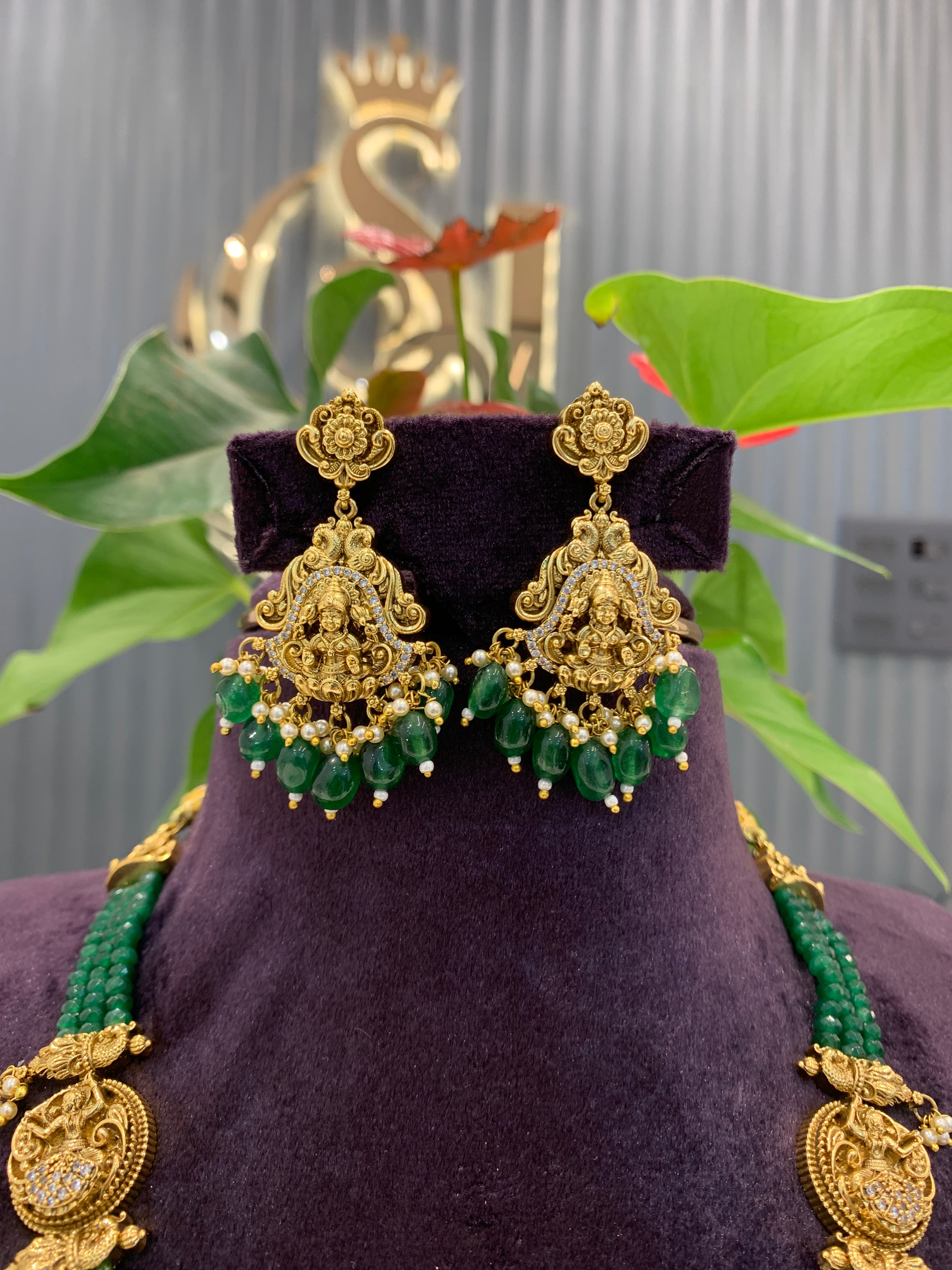 Beautiful premium nakshi 3D locket with customised beads