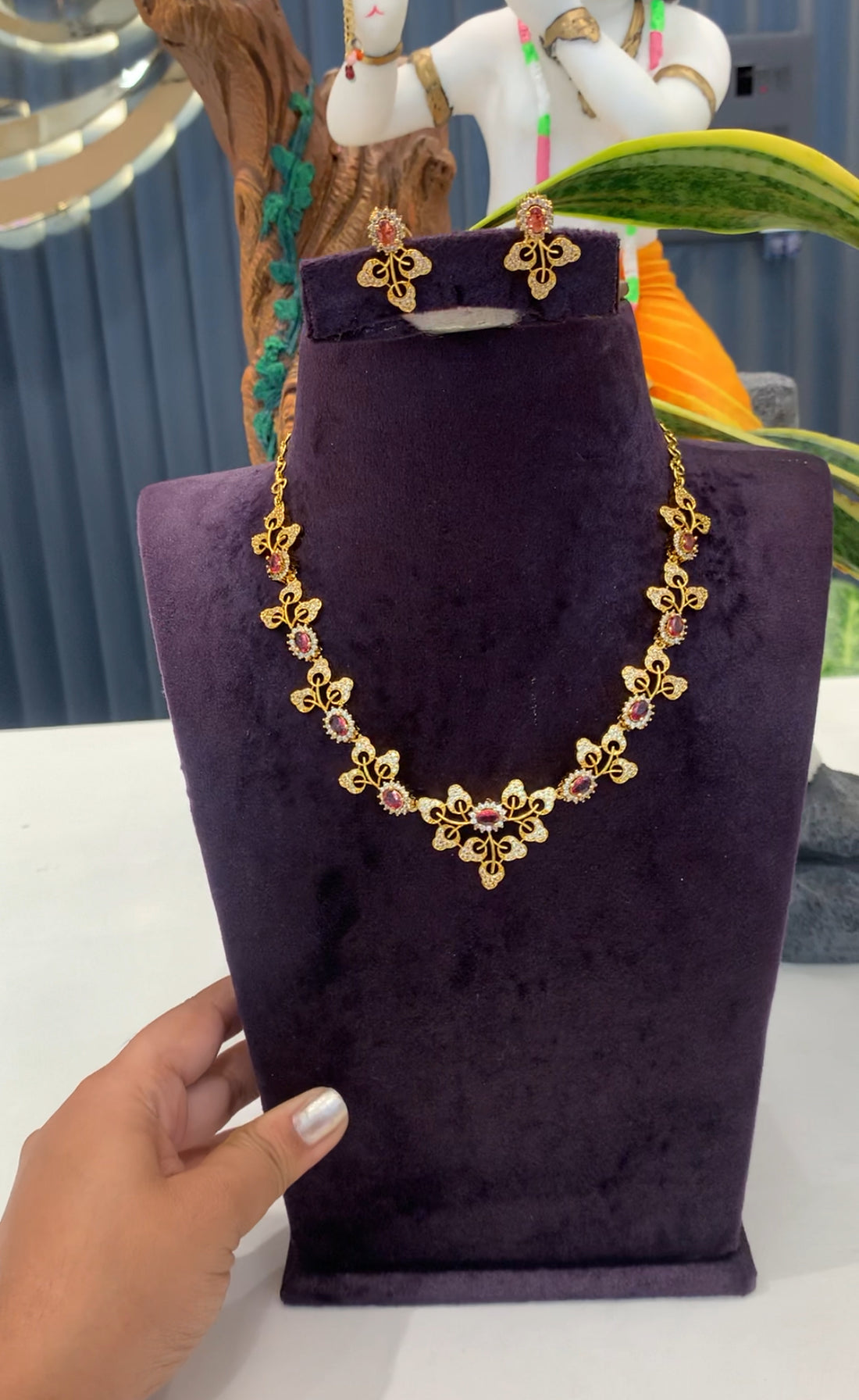 Beautiful party wear necklace