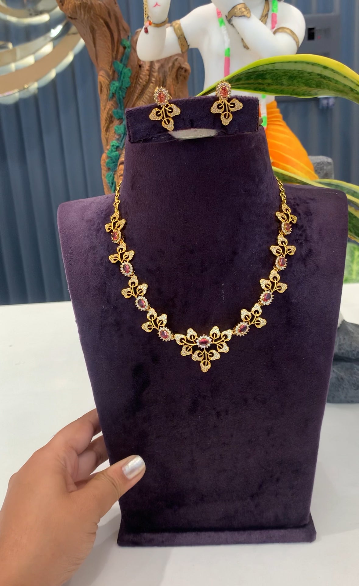 Beautiful party wear necklace