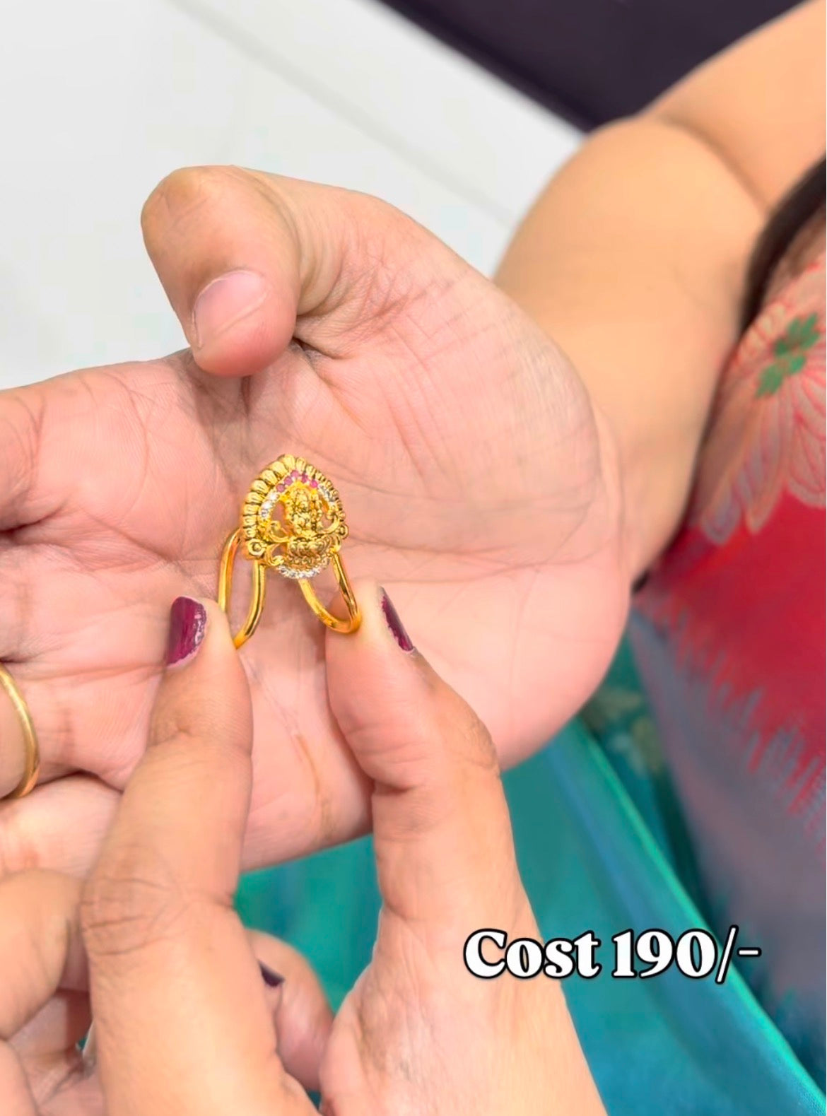 Beautiful adjustable hand ring