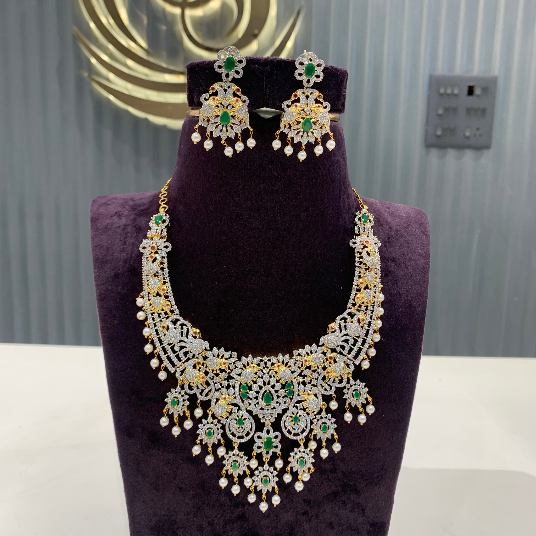 Beautiful short necklace with unique design