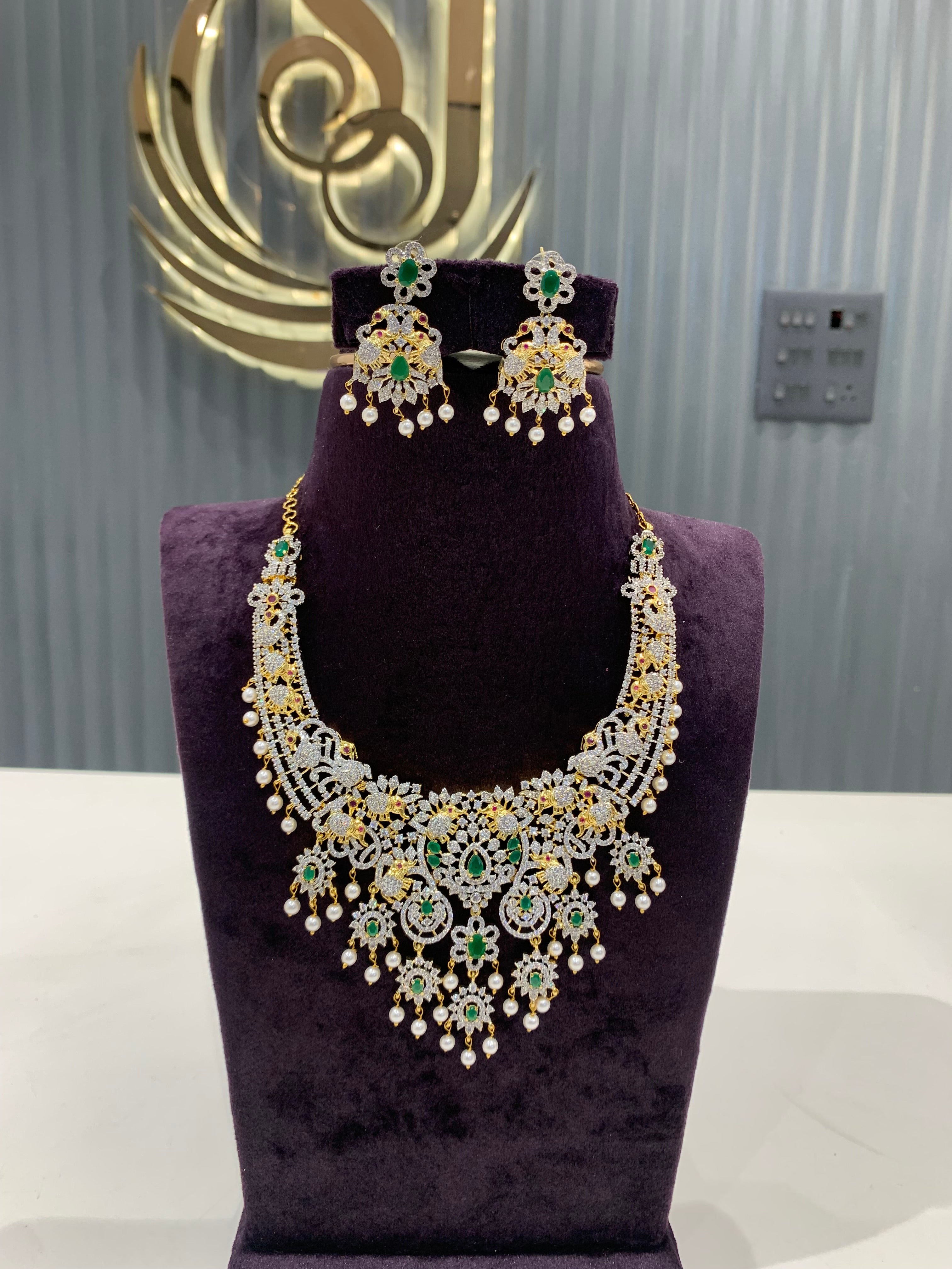 Beautiful short necklace with unique design