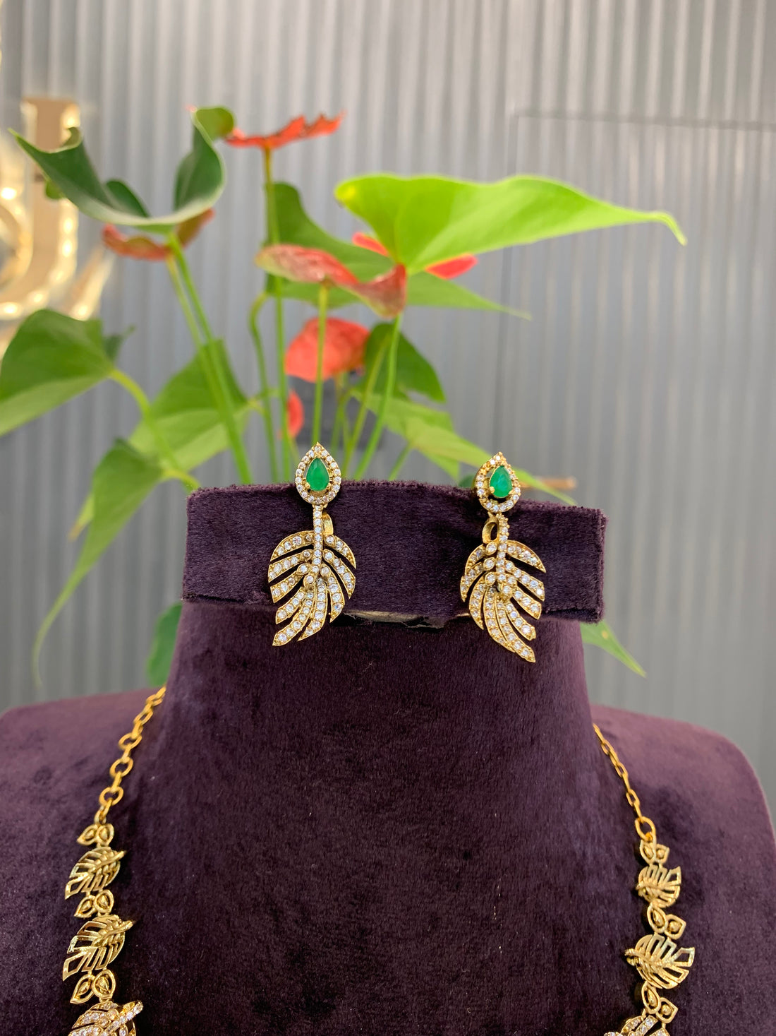 Beautiful leaf style necklace