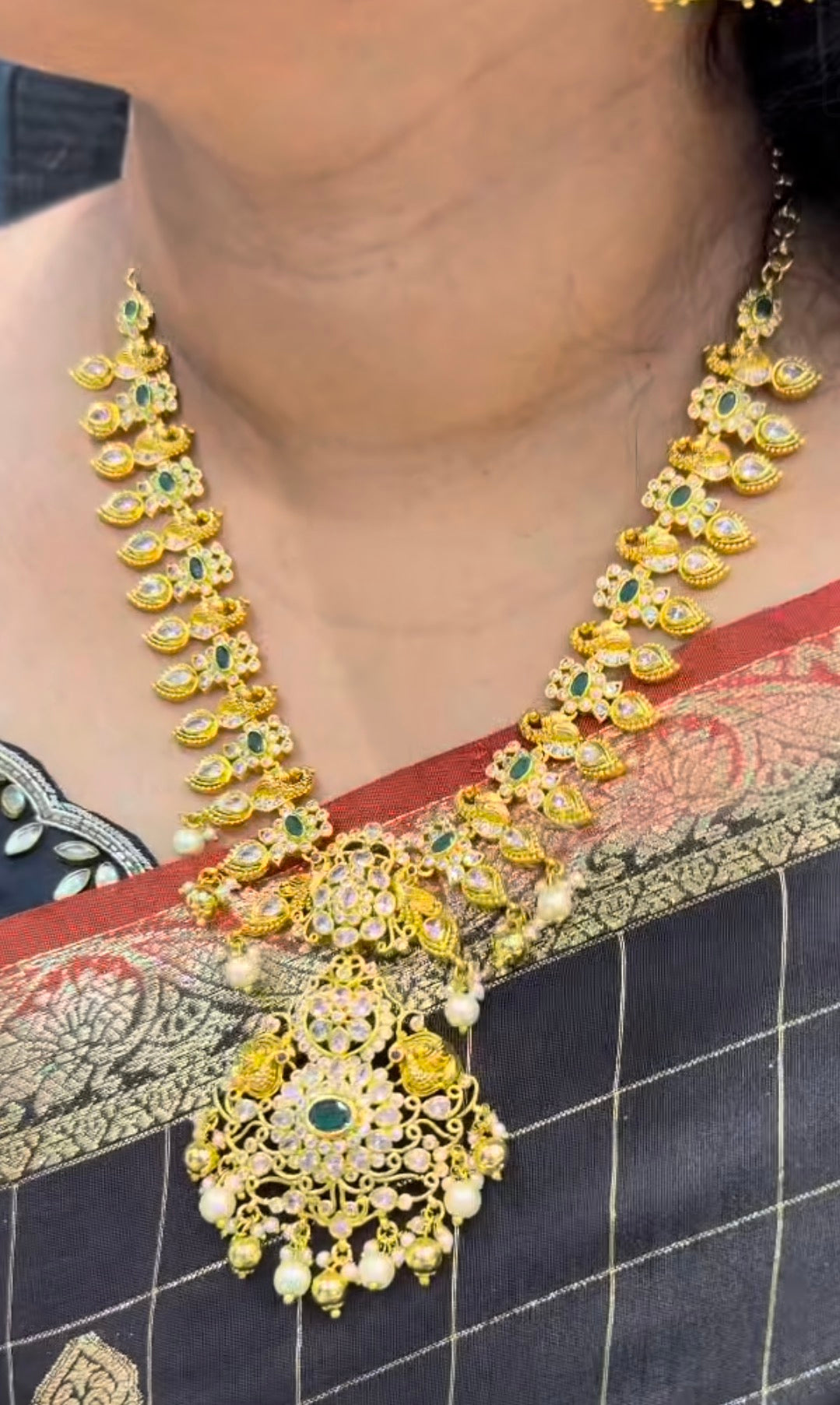 Beautiful Green stone Necklace without God Motive with beautiful Jumkies