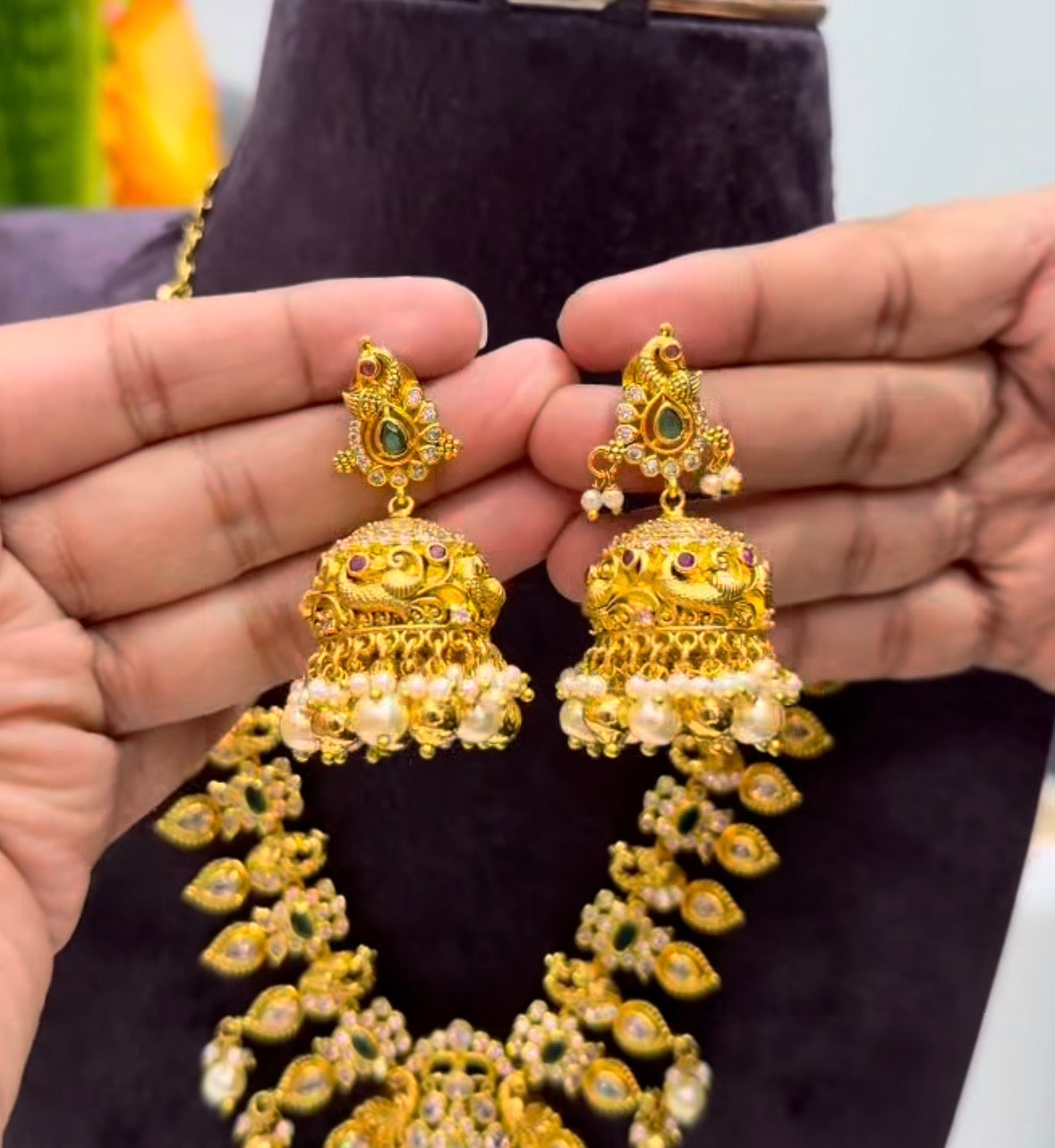 Beautiful Green stone Necklace without God Motive with beautiful Jumkies
