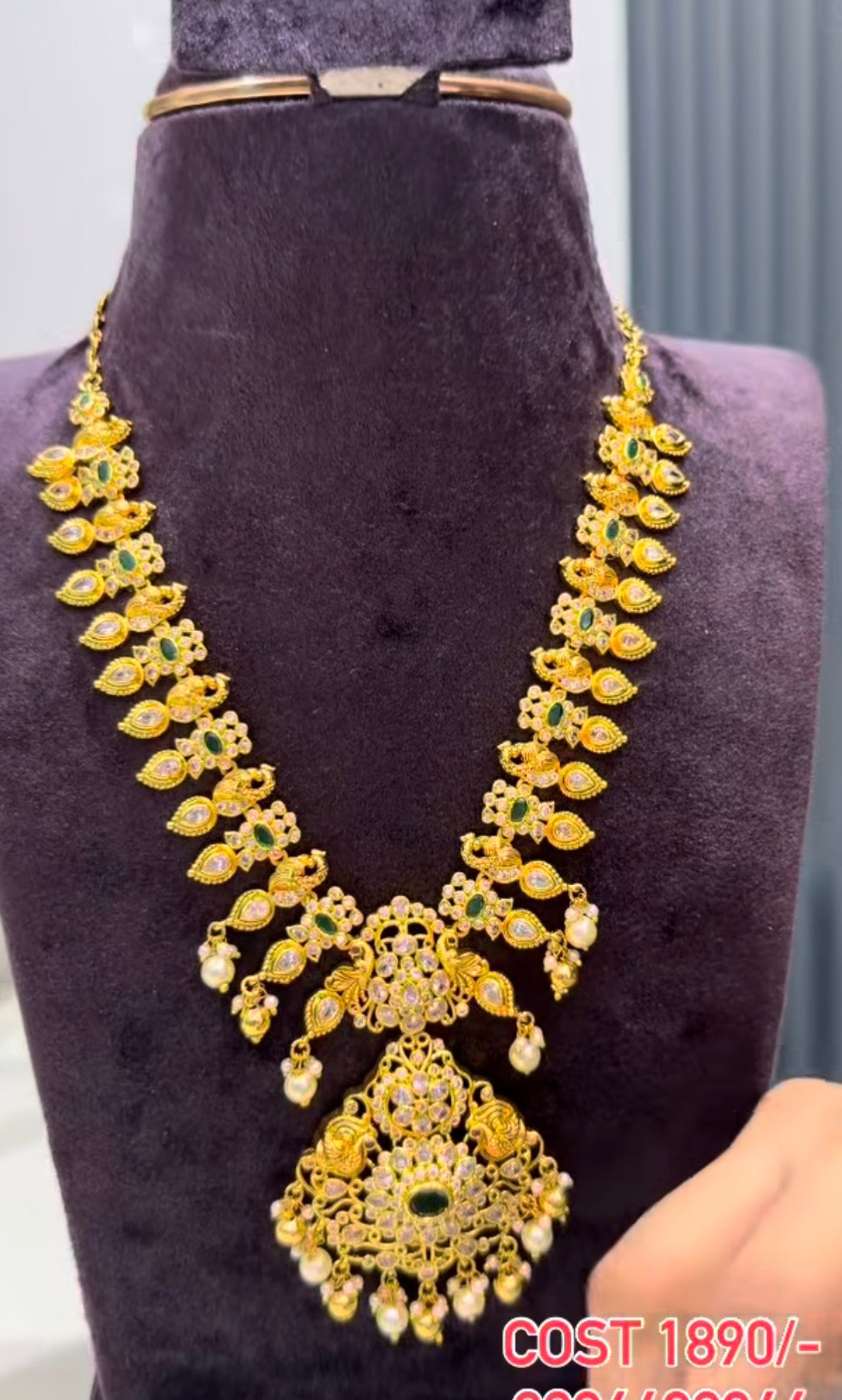 Beautiful Green stone Necklace without God Motive with beautiful Jumkies