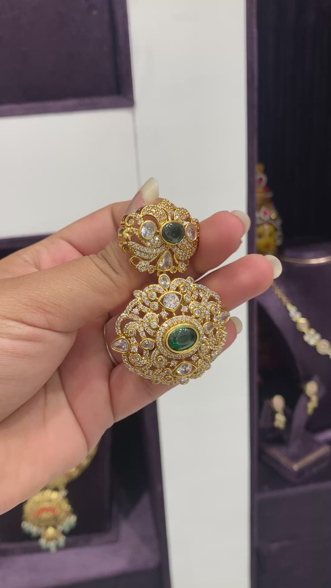 Beautiful pendant set with earrings and back hook