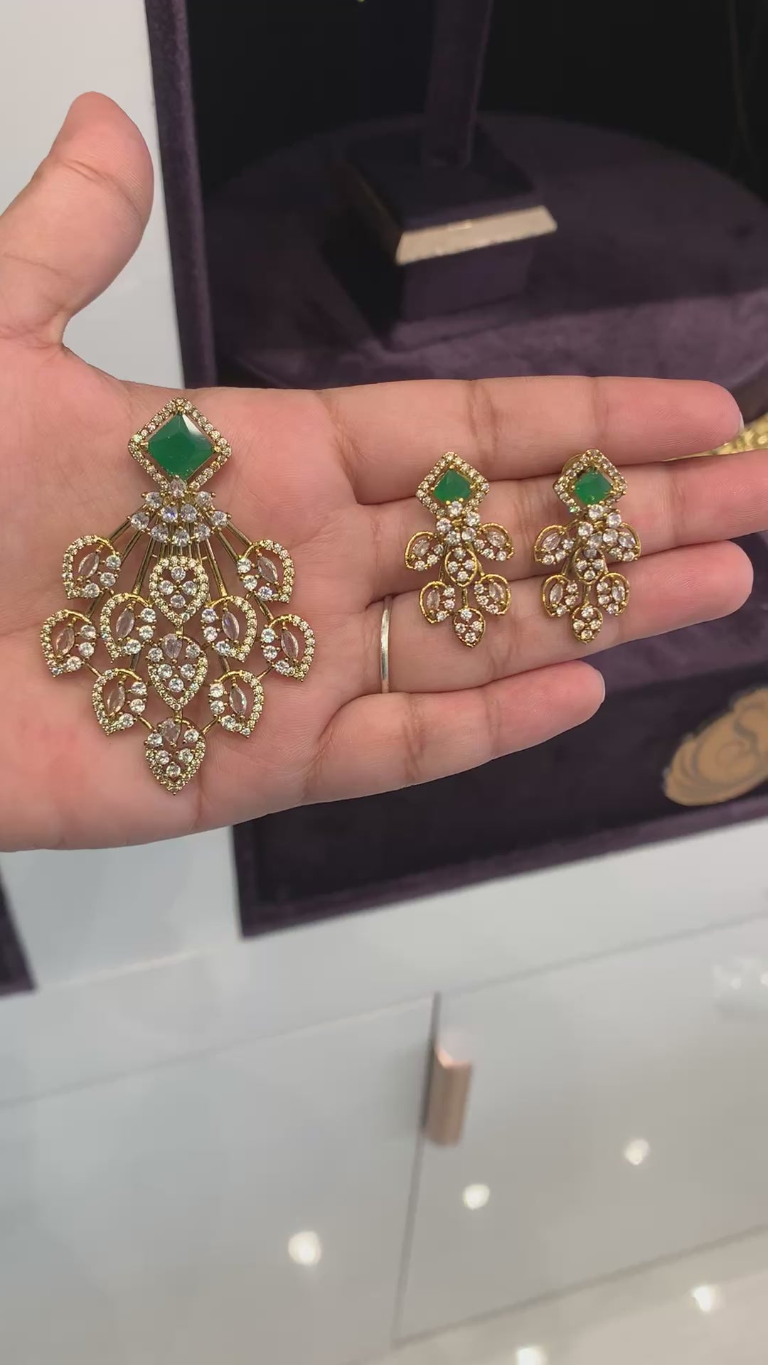 Beautiful pendent set with back hook