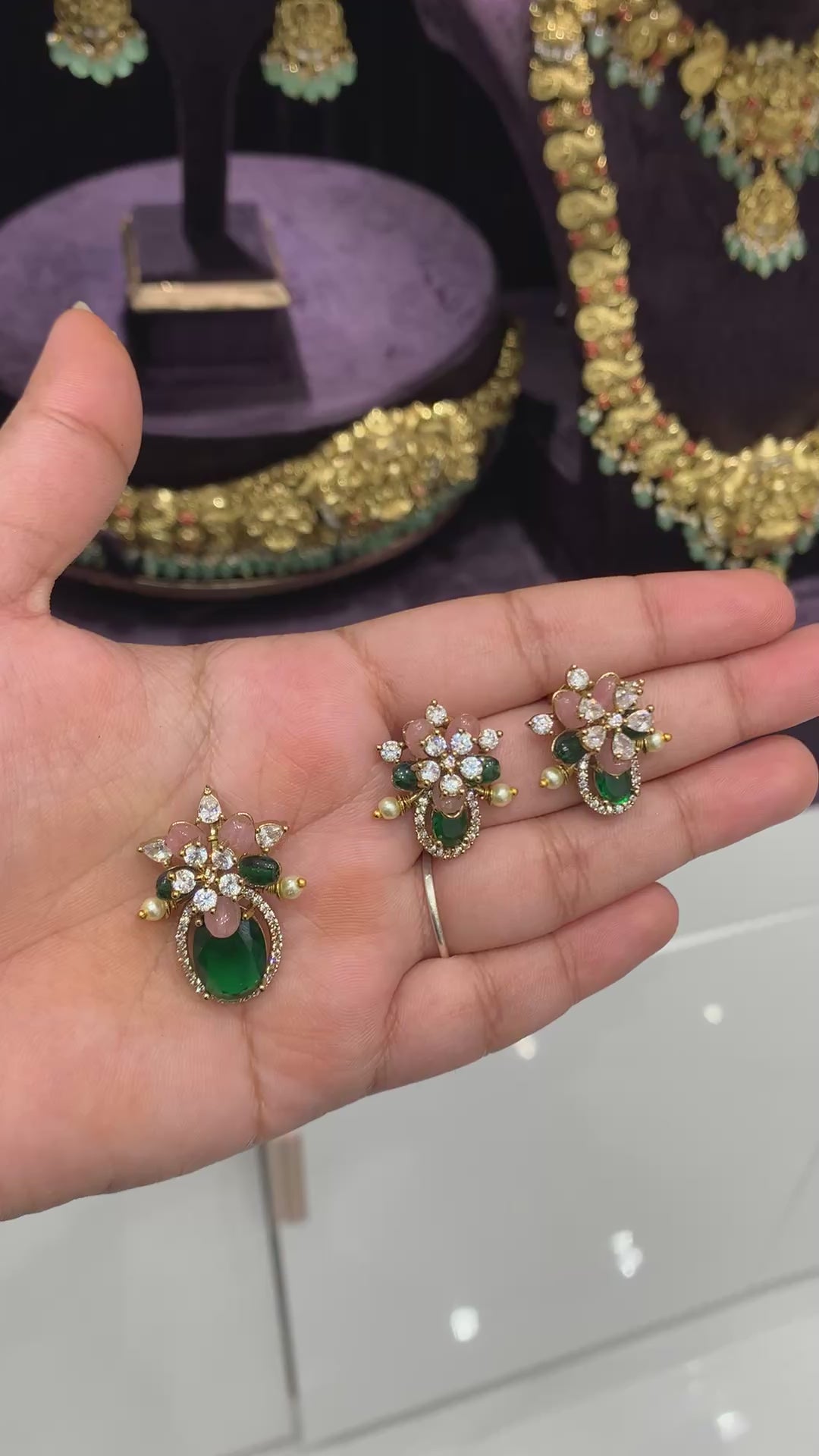 Beautiful pendant with back hook with earrings