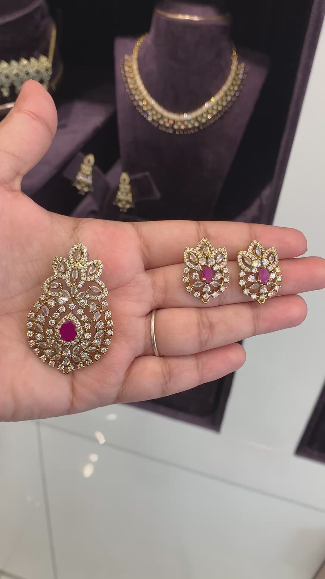 Beautiful pendant set with back hook