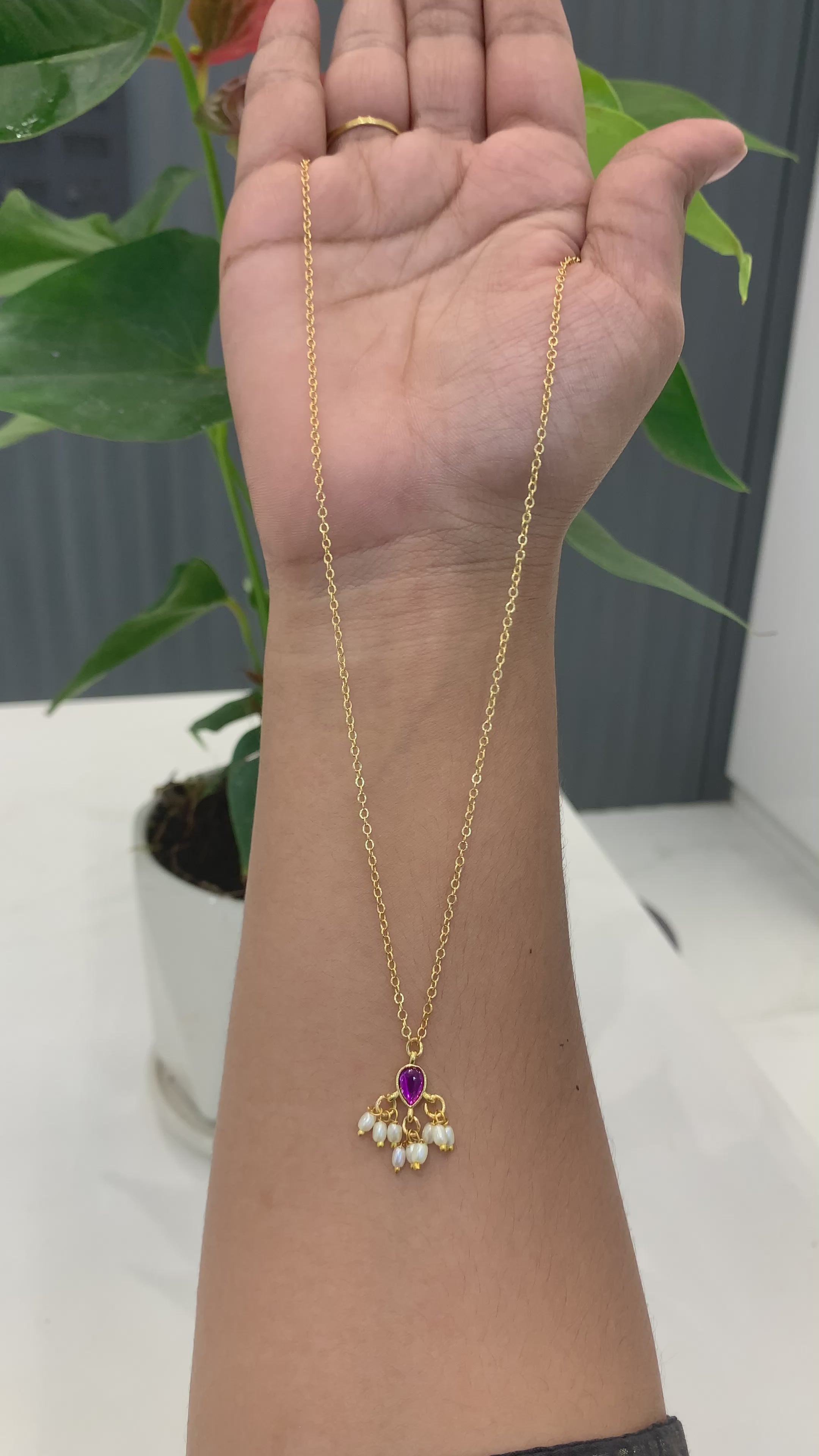 Cute Jadav stone locket with simple chain