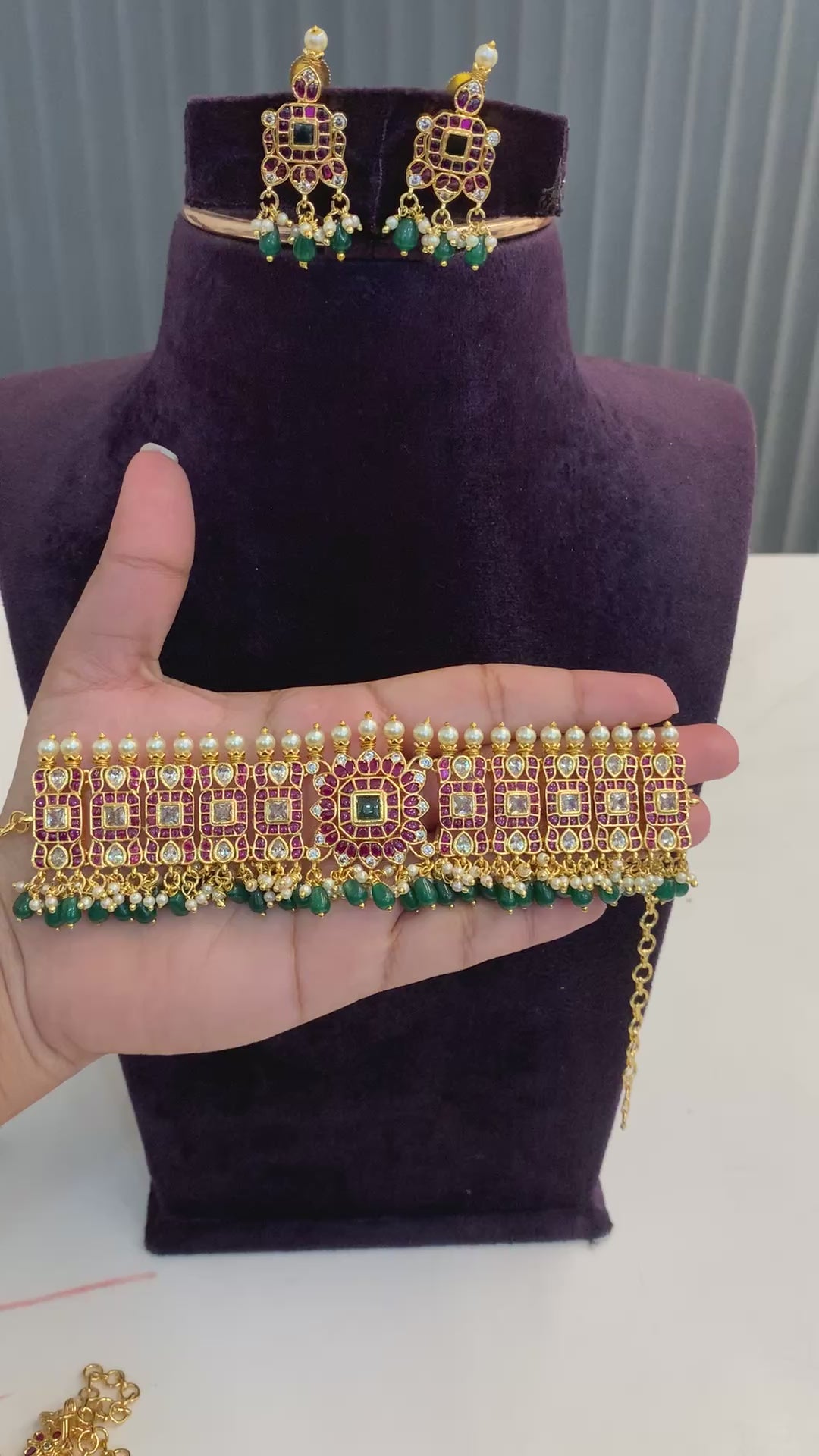Beautiful premium chocker set