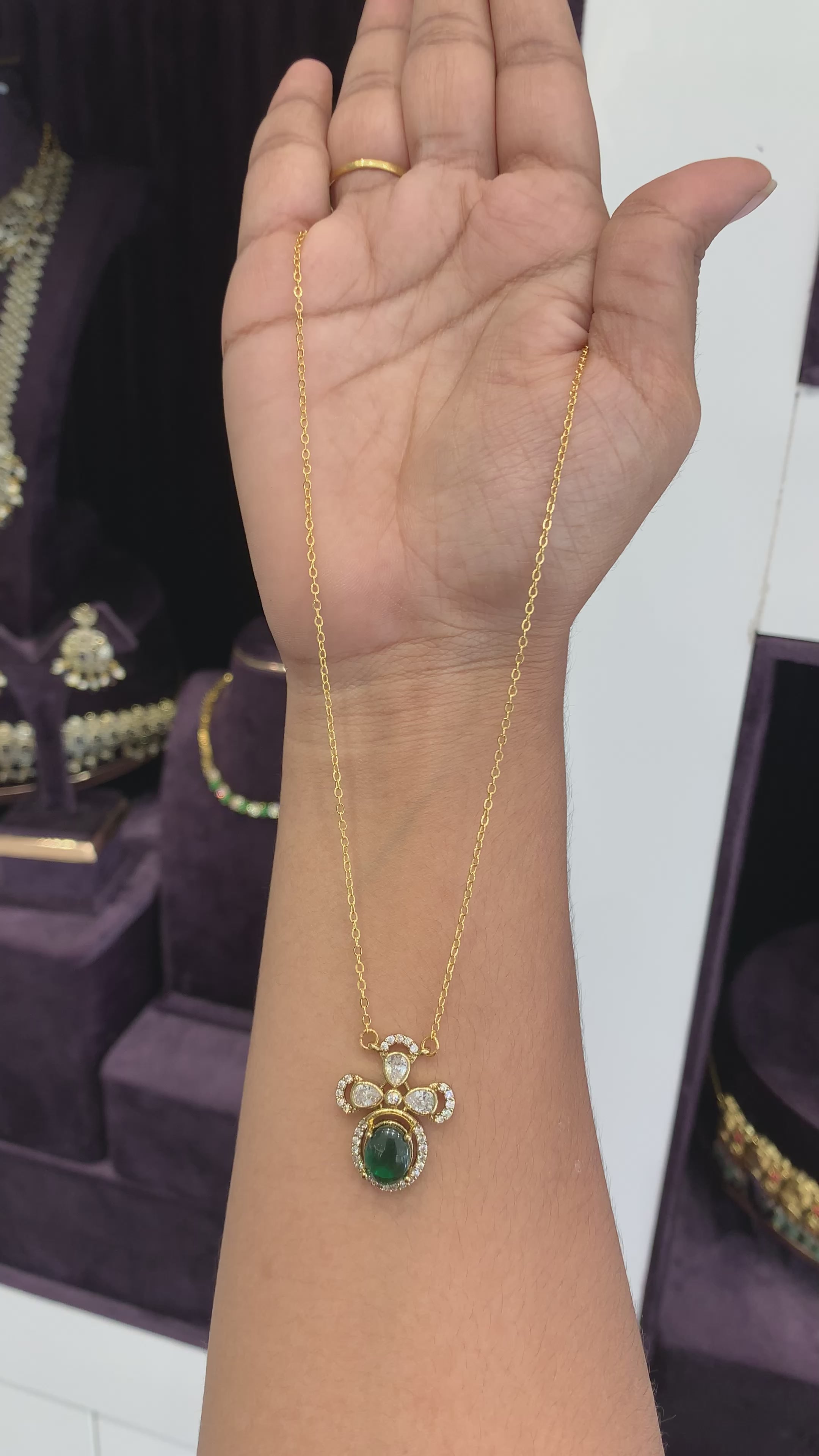 Beautiful nd simple chain with locket