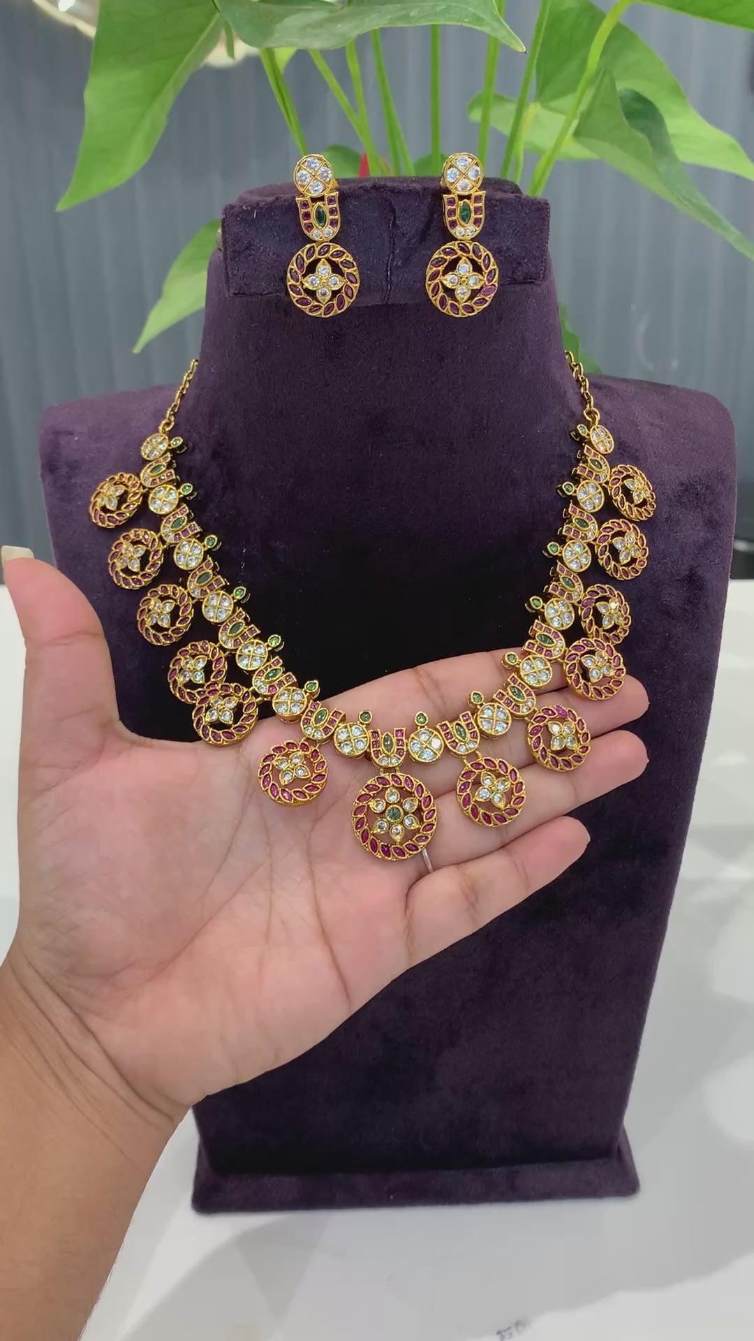 Beautiful short bottumala necklace