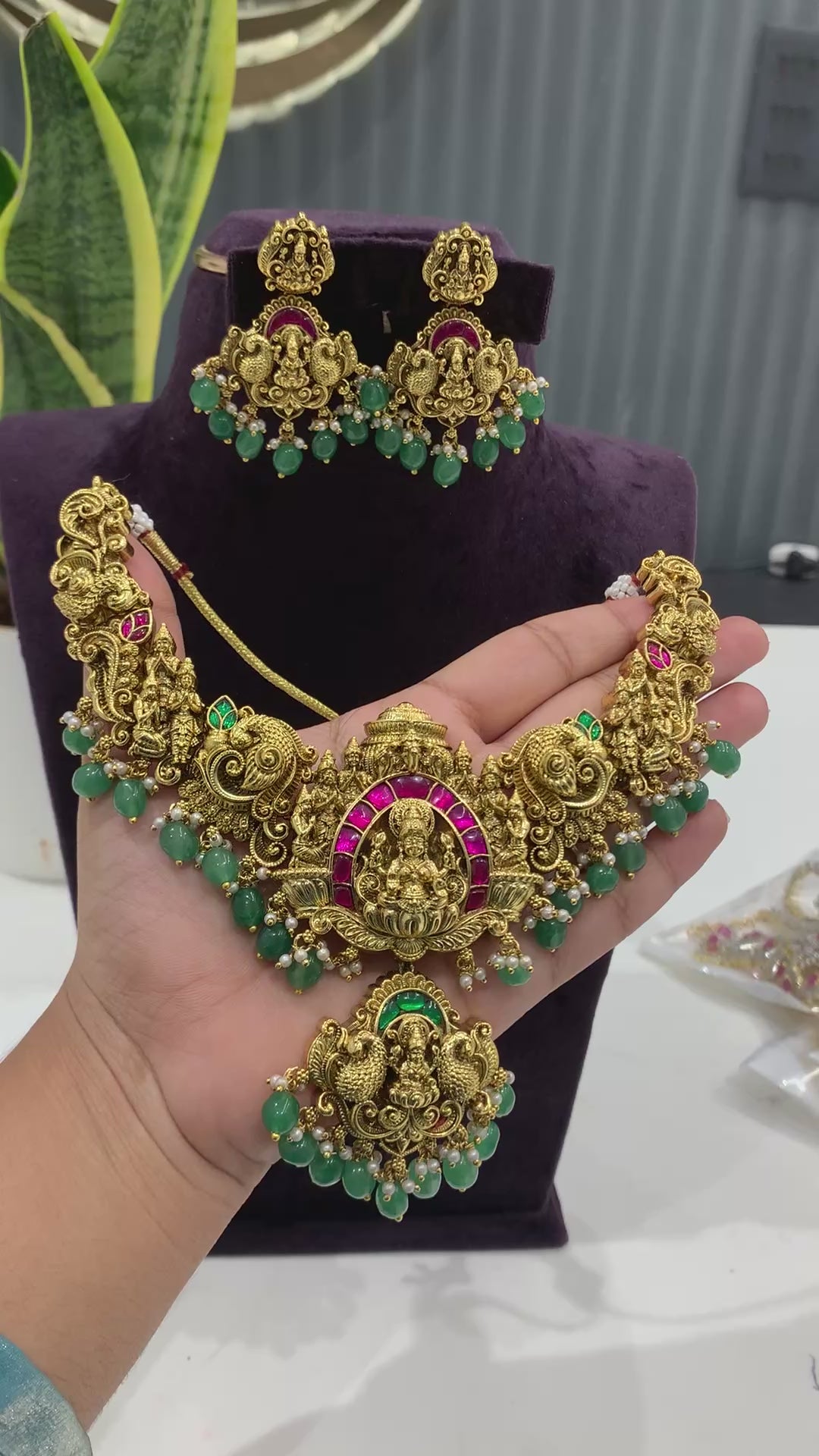 Beautiful jadav stone mini necklace