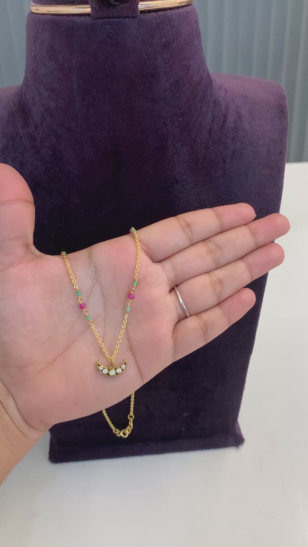 Trendy and simple chain with moon locket