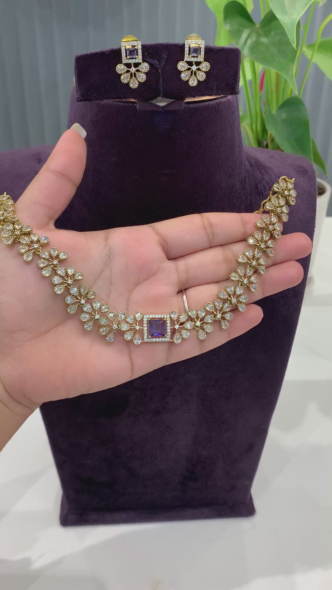 Beautiful party wear necklace